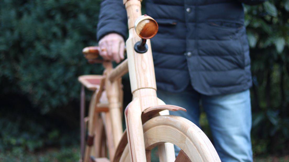 Jos met zijn houten fiets (Rechten: Dylan de Lange/RTV Drenthe)