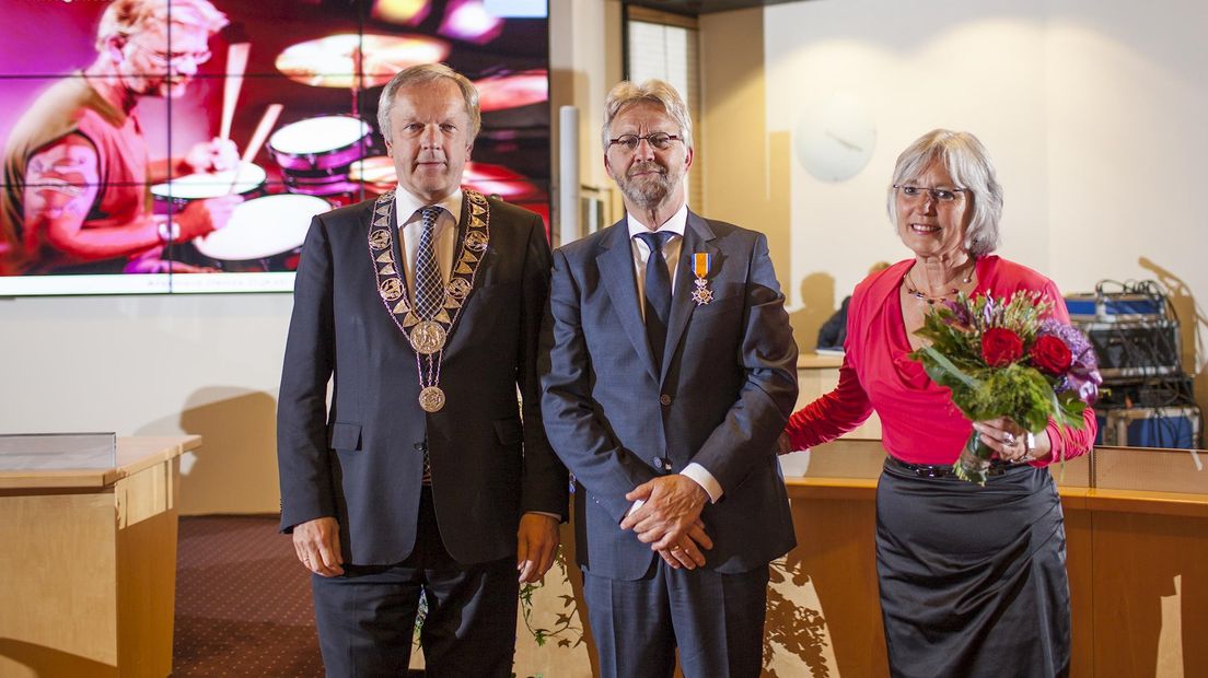 Oenze Dijkstra (midden) onderscheiden tot Ridder