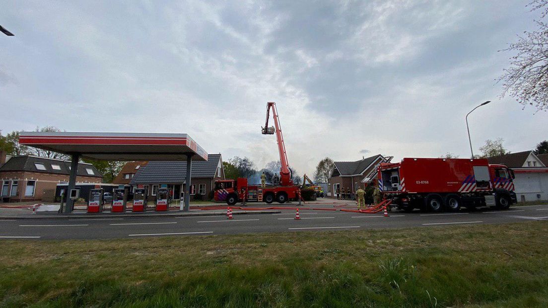 Met een hoogwerker bekeek de brandweer de resten van de brand (Rechten: RTV Drenthe/Janet Oortwijn)