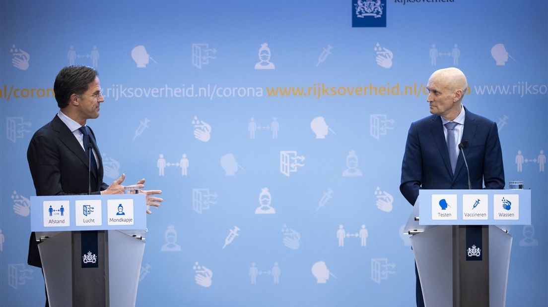 Premier Mark Rutte en minister Ernst Kuipers tijdens de persconferentie