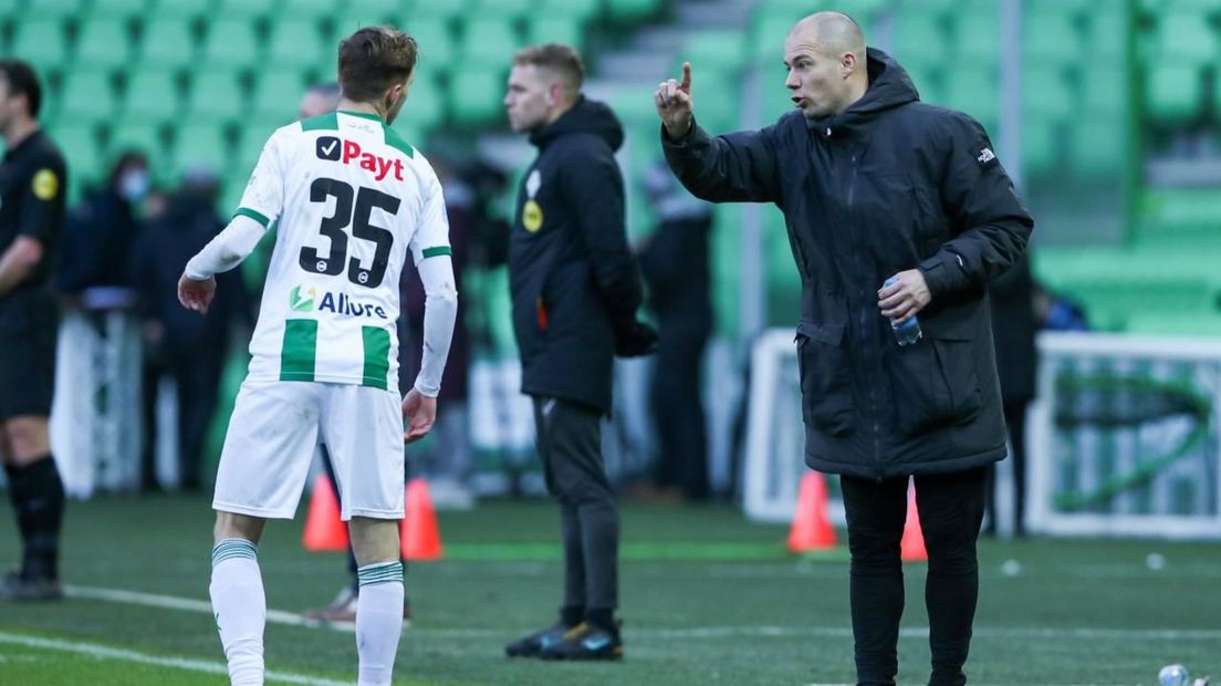 Danny Buijs geeft instructies aan invaller Remco Balk