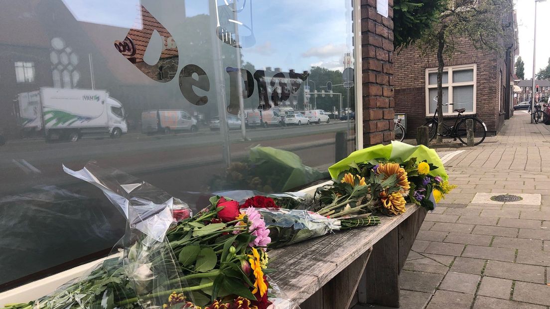Na de schietpartij werden bloemen gelegd voor de deur van het café