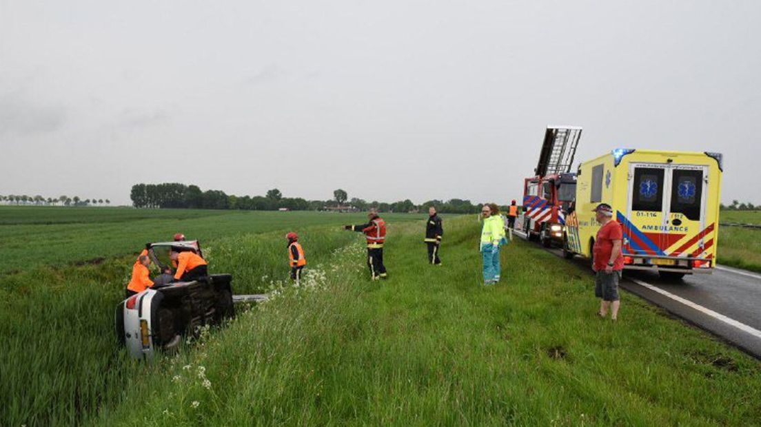 De automobilist moest door de brandweer uit zijn auto bevrijd worden.