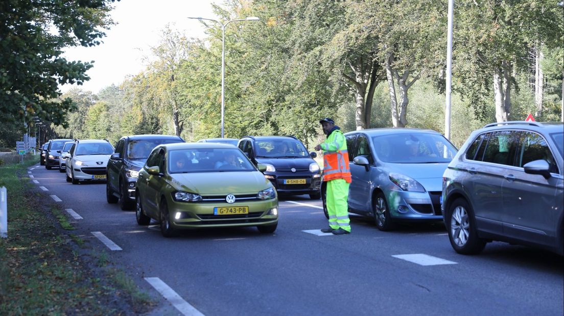 Lage Vuursche op slot tijdens drukbezochte herfstdag; dorp inmiddels weer open - RTV Utrecht
