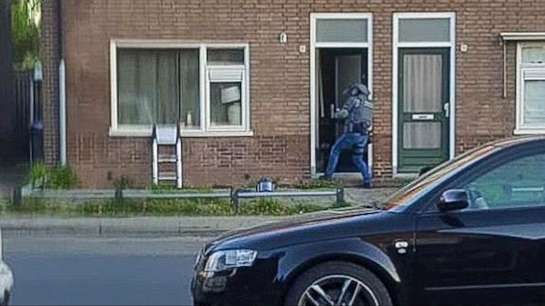 Politie doet inval aan de Rietstraat in Almelo