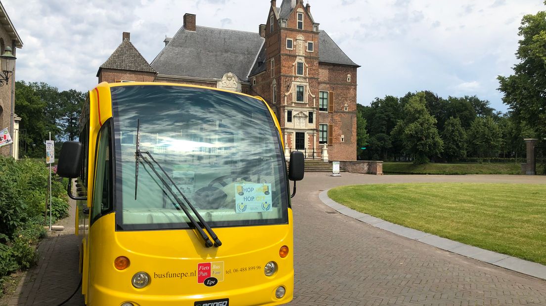 Veel mensen in de omgeving van Vaassen hebben hem waarschijnlijk al gezien. Een klein, geel busje dat door het dorp rijdt. Sinds drie weken kunnen toeristen gratis gebruik maken van het busje om makkelijker bij verschillende attracties te komen.