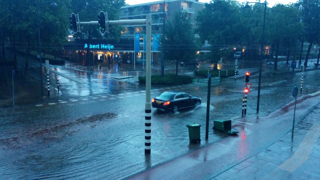 Heftige regenval in Oosterbeek zorgt donderdagavond voor onder water gelopen straten.