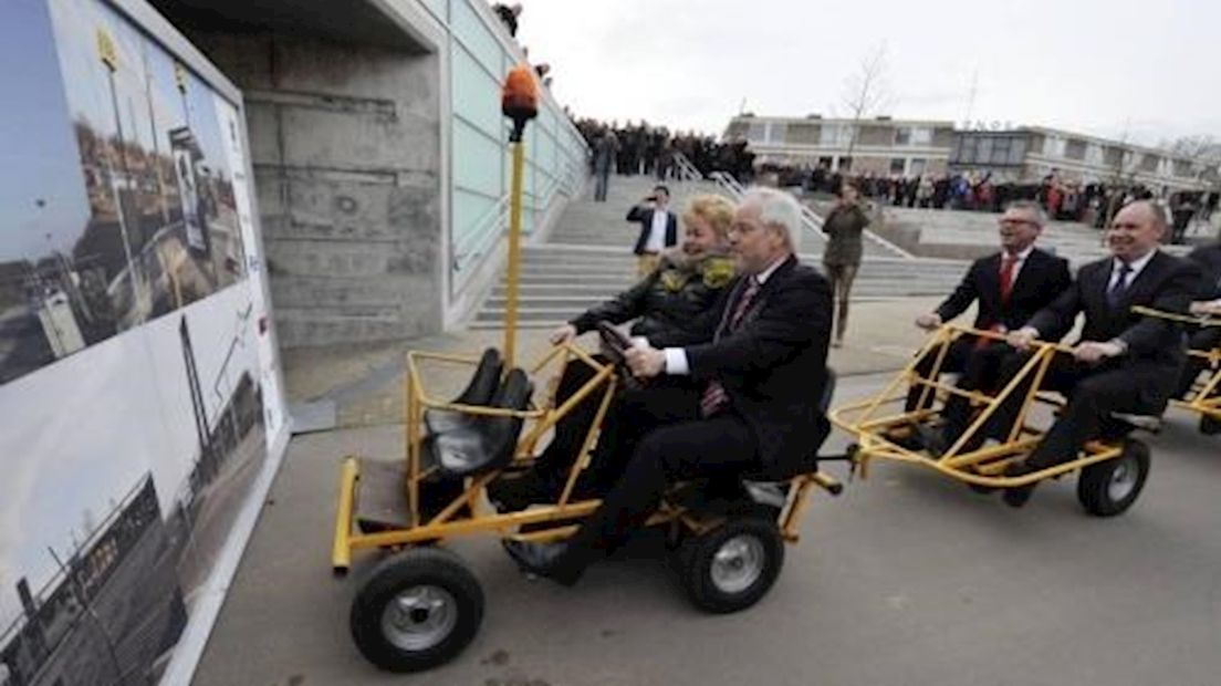 Bestuurdertreintje met burgemeester Theo Schouten als machinist opent stationstunnel.