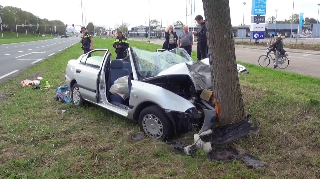 Vrouw zwaargewond na aanrijding tegen boom