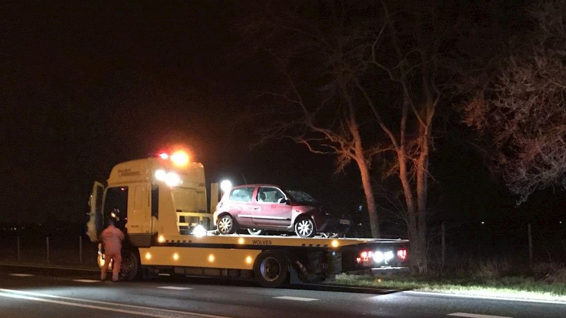 Auto belandt op de kop in sloot bij Vriezenveen