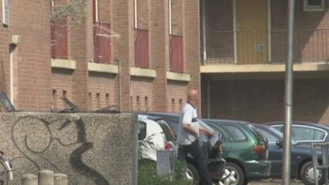 Buurtwacht gaat surveilleren in de wijk Holtenbroek .
