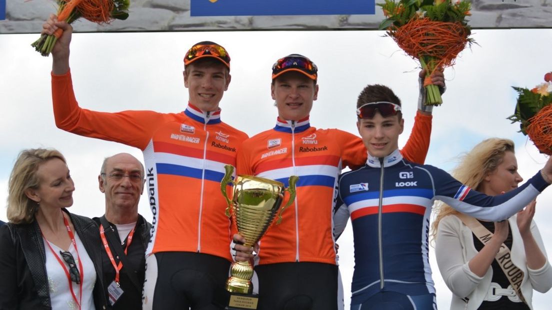 Jarno Mobach op het podium van Parijs-Roubaix