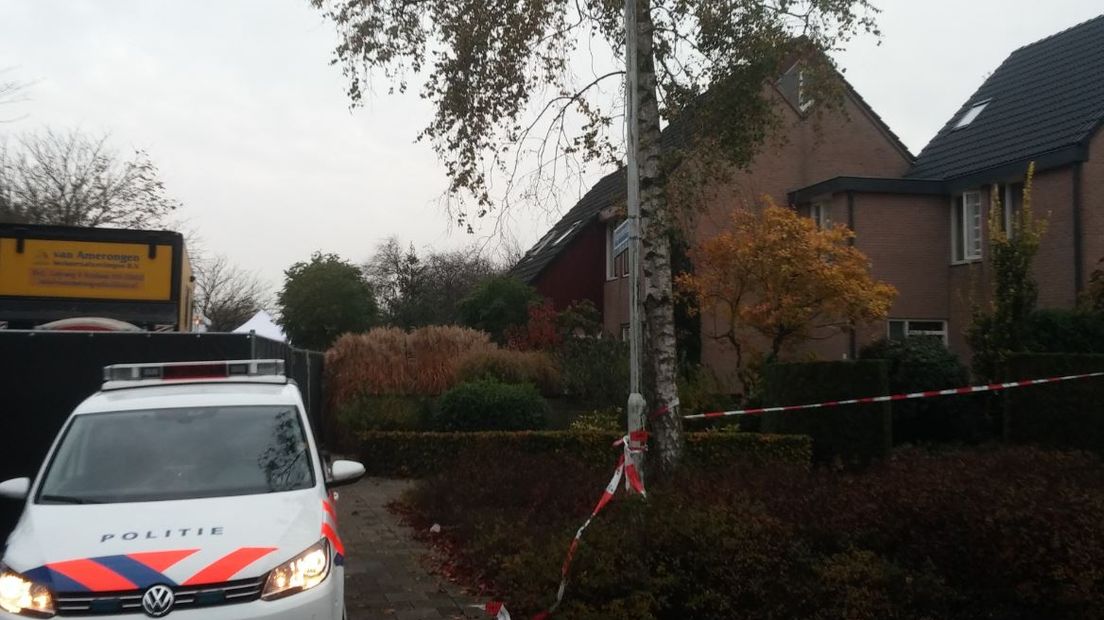 De politie doet nog steeds onderzoek bij het huis in de Edese wijk Veldhuizen waarin dinsdagavond een dode vrouw is gevonden. Bij het huis staat een PD-unit, een mobiel kantoor van de politie.