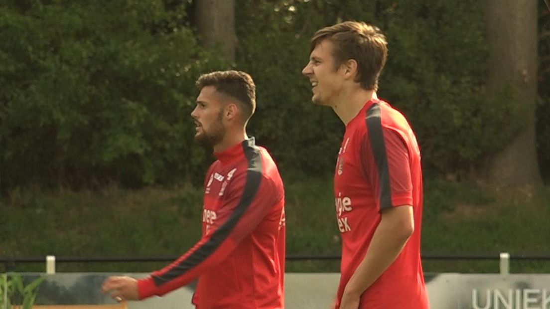 Josef Kvida (rechts) en Mathias Bossaerts, waarschijnlijk samen centraal achterin bij NEC