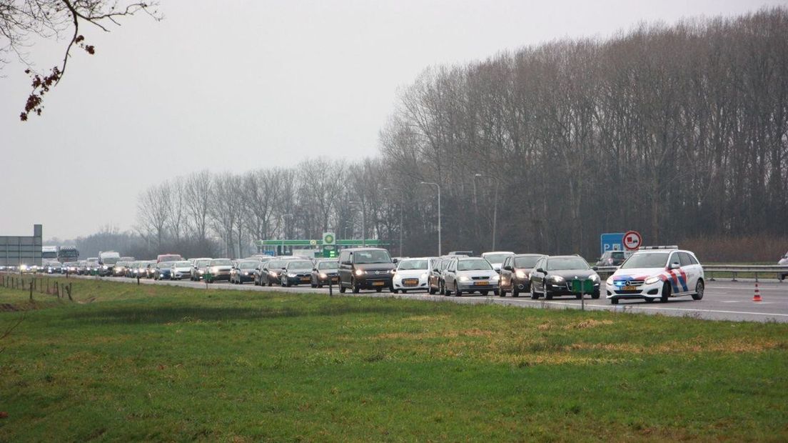 Op de A28 staat een file van enkele kilometers (Rechten: De Vries Media)