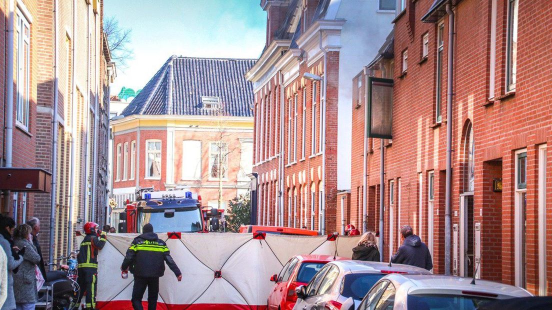 De politie schermt de woning aan de Jonkerstraat af, vlak na de brand.