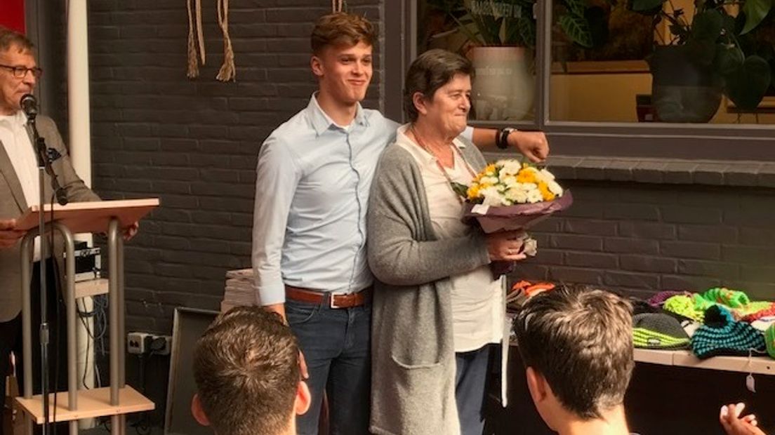 Joep met zijn oma, van wie hij als kind leerde haken