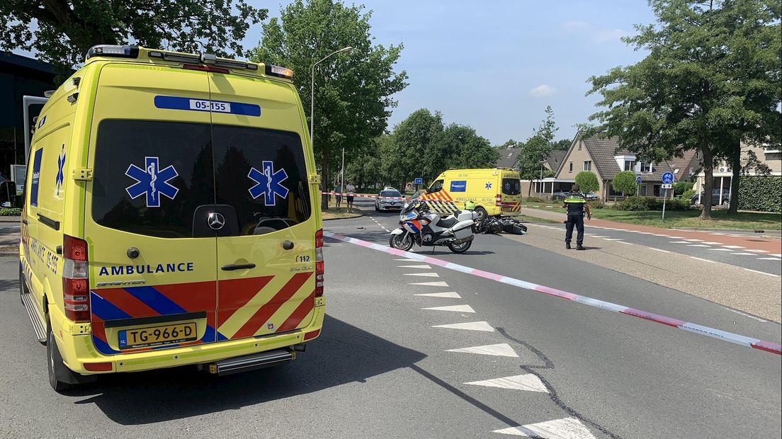 Motorrijder botst op auto en raakt gewond op de Broekerheide in Almelo
