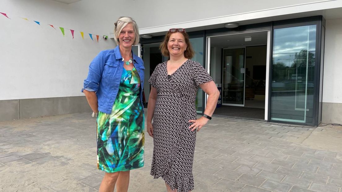 Tjitske de Jager (links) en Titia Bijma voor de nieuwe school