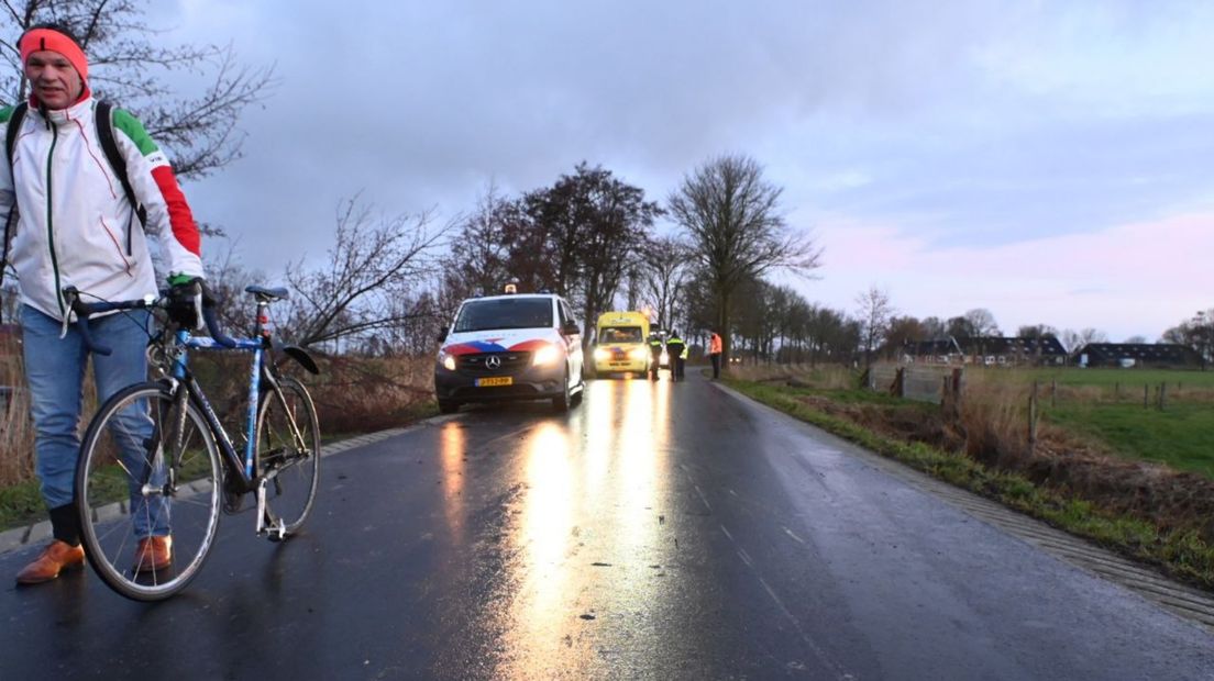 Een fietser loopt over een gladde weg bij Noordwolde, waar een auto van de weg raakte