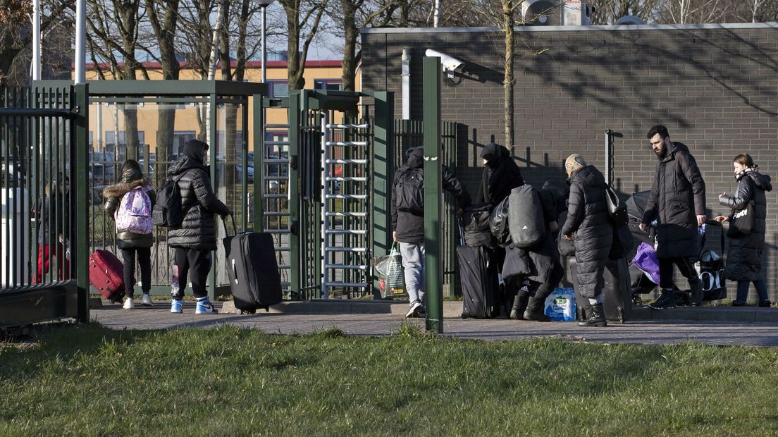 Asielzoekers komen aan in Ter Apel
