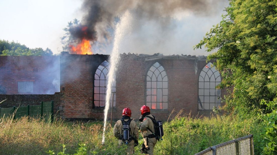 De brandweer laat het pand gecontroleerd uitbranden