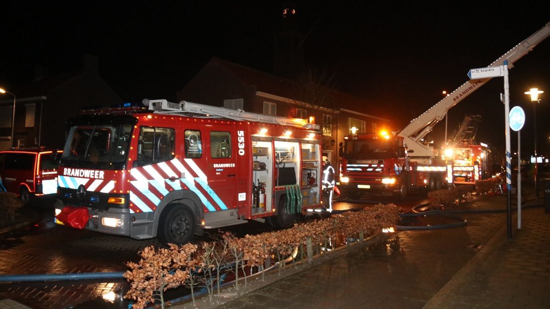Brandweer breekt plafond weg in Breskens