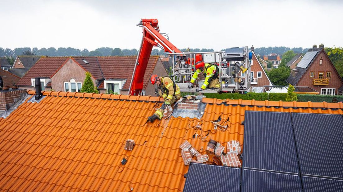 De brokstukken van de schoorsteen lagen overal.