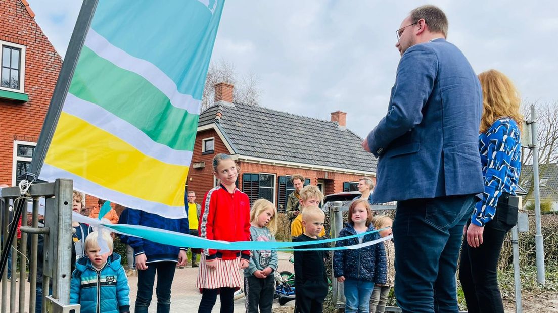 Kinderen staan te wachten totdat ze de speeltuin in mogen