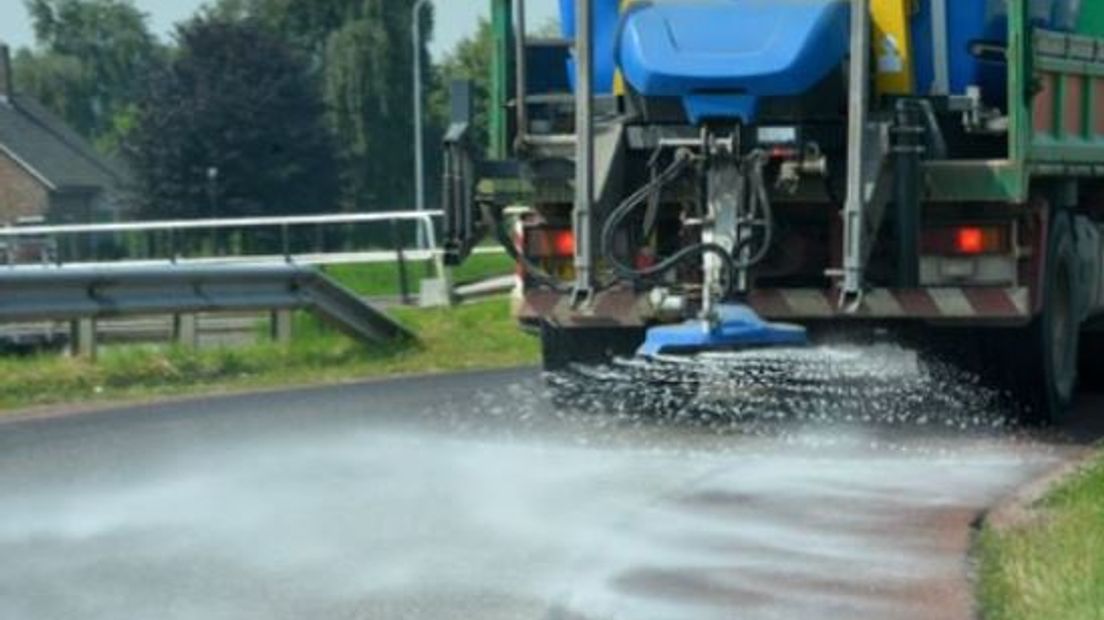 De gemeente Aa en Hunze strooit zout om het asfalt te koelen (Rechten: Twitter gemeente Aa en Hunze)