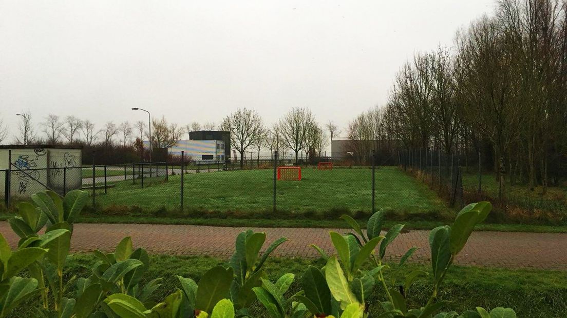 Aan de linkerkant de skeelerbaan en de locatie van het nieuwe kindcentrum