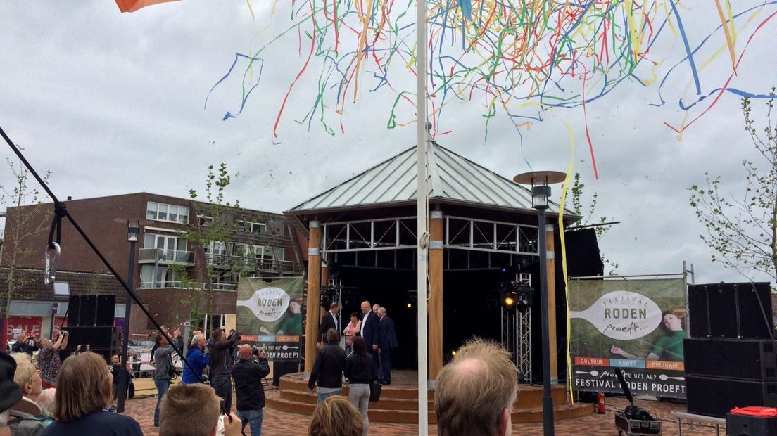 Met confetti werd de vernieuwde Albertsbaan geopend (Rechten: Marjolein Knol/RTV Drenthe)
