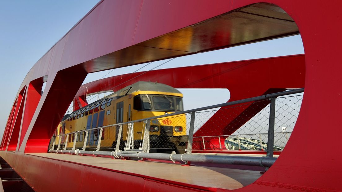Een intercity tussen Den Haag en Groningen strandde op de spoorbrug boven de IJssel bij Zwolle