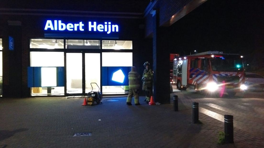 In de nacht van donderdag op vrijdag hebben criminelen geprobeerd om de pinautomaat die in de Albert Heijn aan de Parkweide in Ede zit, op te blazen. De schade is enorm. Overal ligt glas en de brandweer heeft een brand moeten blussen. Er stond dikke rook in de hele winkel.