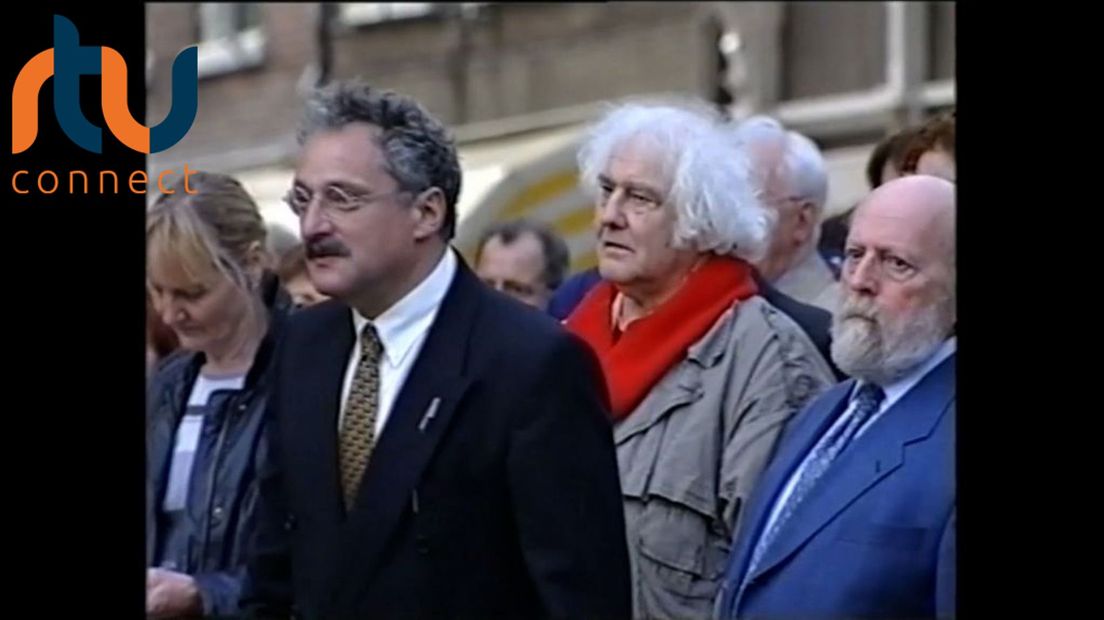 Oud-wethouder Lo Cohen, kunstenaar Jan Wolkers en oud-burgemeester Hermen Overweg bij de onthulling van het Vrijheidsmonument