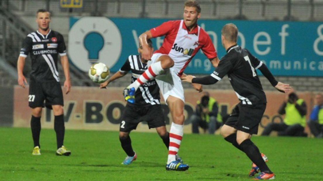 Bergkamp scoorde de 2-0 voor FC Emmen
