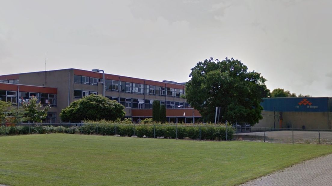 De huidige onderwijslocaties van rsg de Borgen in Leek moeten plaatsmaken voor nieuwe gebouwen.