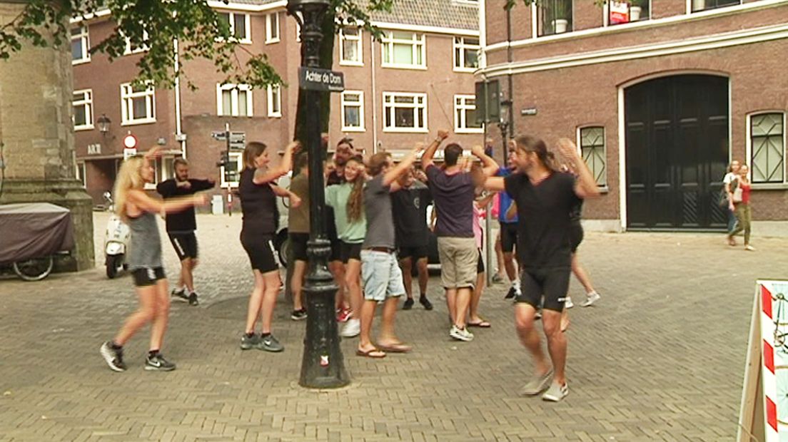 Blije Duitsers vieren na vier dagen fietsen hun aankomst in Utrecht.