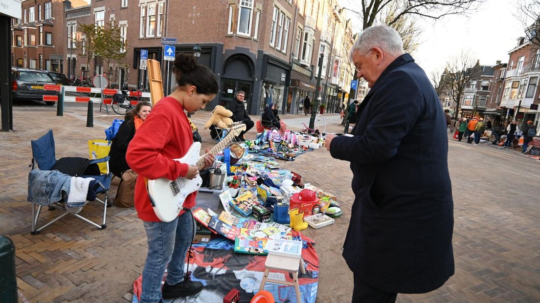 Burgemeester Jan van Zanen kwam ook al vroeg naar de vrijmarkt