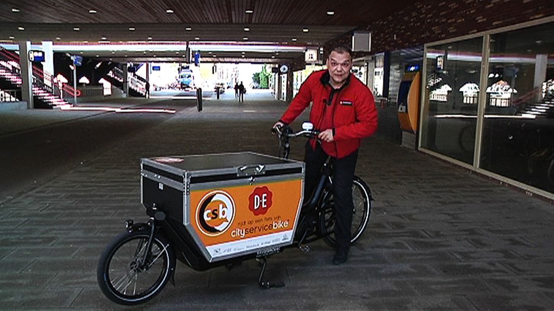 Een monteur op een bakfiets.
