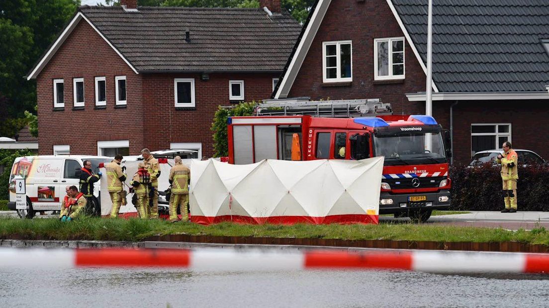 Brandweer haalt lichaam uit kanaal in Daarlerveen: doodsoorzaak onbekend