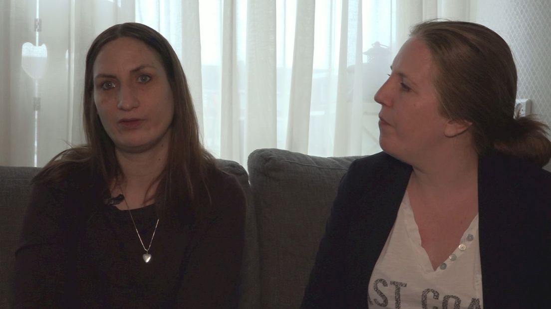 Lydia (L) en Petra zitten door gepruts van hun bewindvoerders alleen maar dieper in de schulden