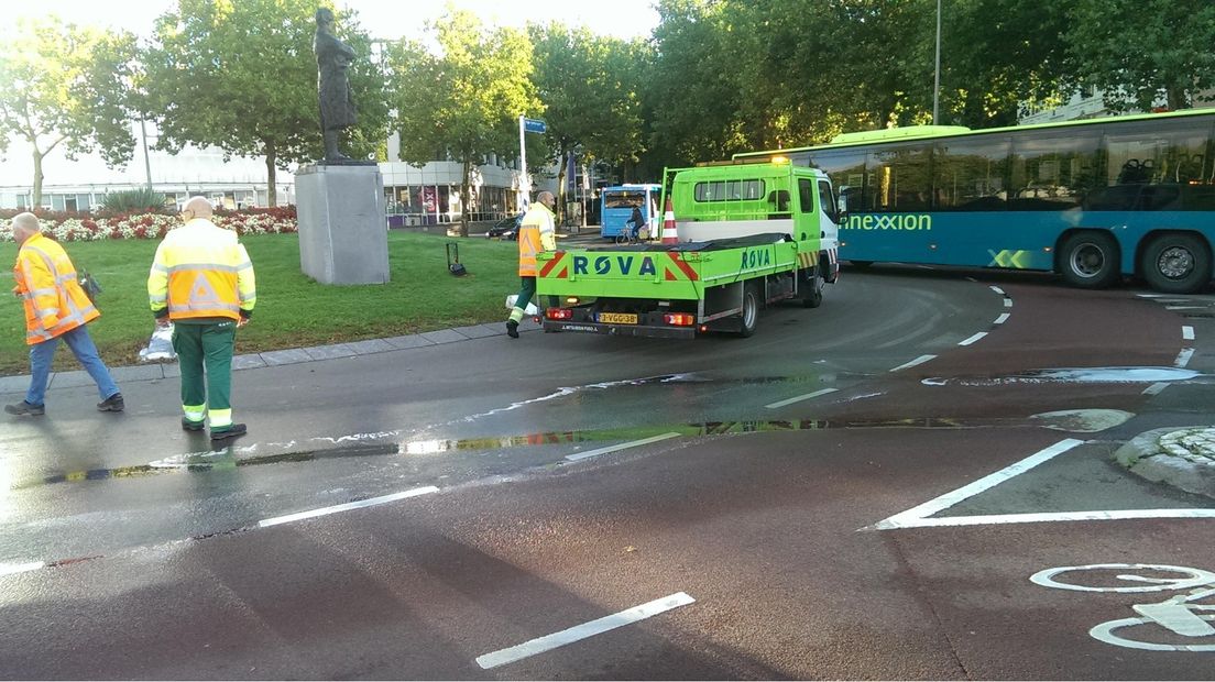 Olie op de weg in Zwolle wordt verwijderd