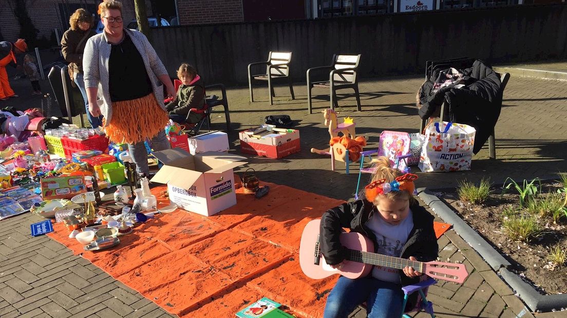 Ilse (6) speelt gitaar op de Vrijmarkt in Nijverdal