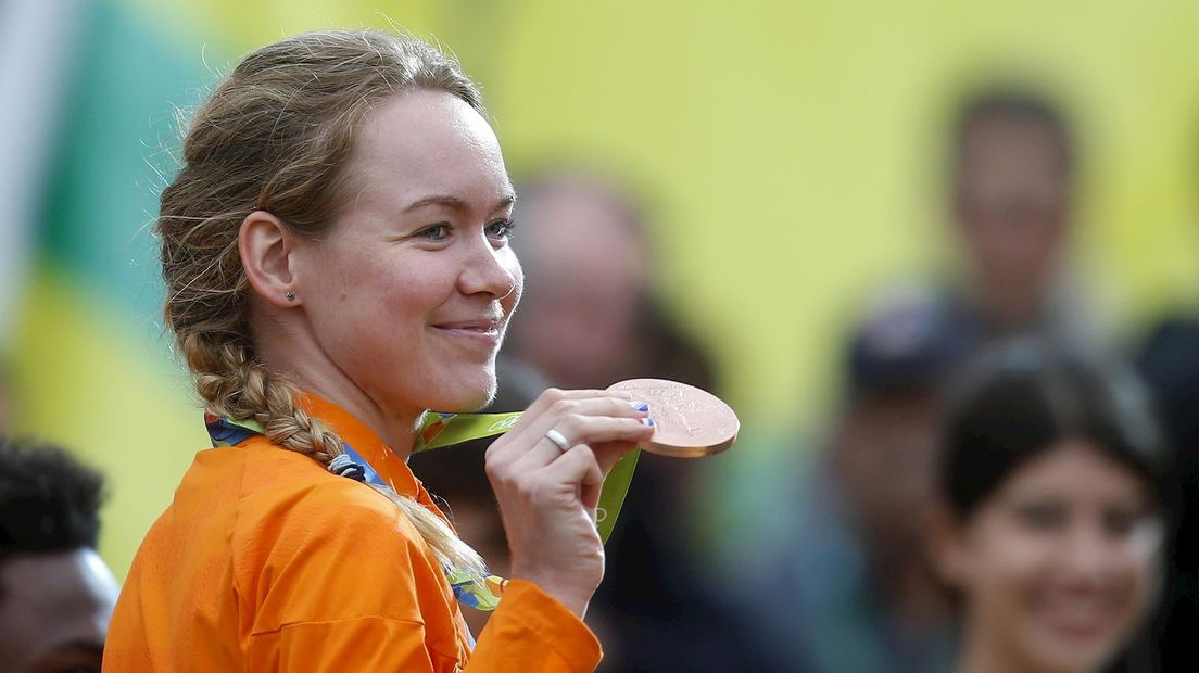 Anna van der Breggen met haar tweede medaille: brons op de olympische tijdrit