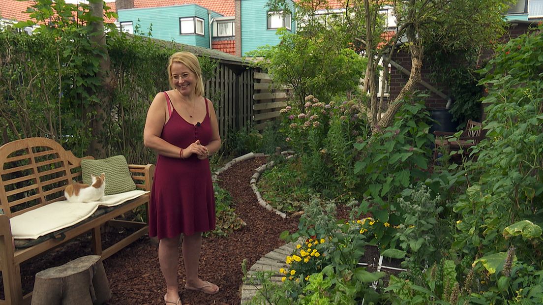 Marianne Baas in haar tuin in de Rivierenwijk.