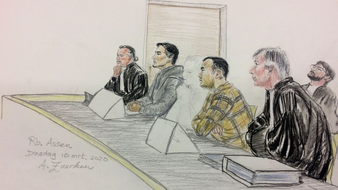 Verdachten Alifu W. (tweede van links) en Shirali M. (tweede van rechts) met hun advocaten (Rechten: Annet Zuurveen)