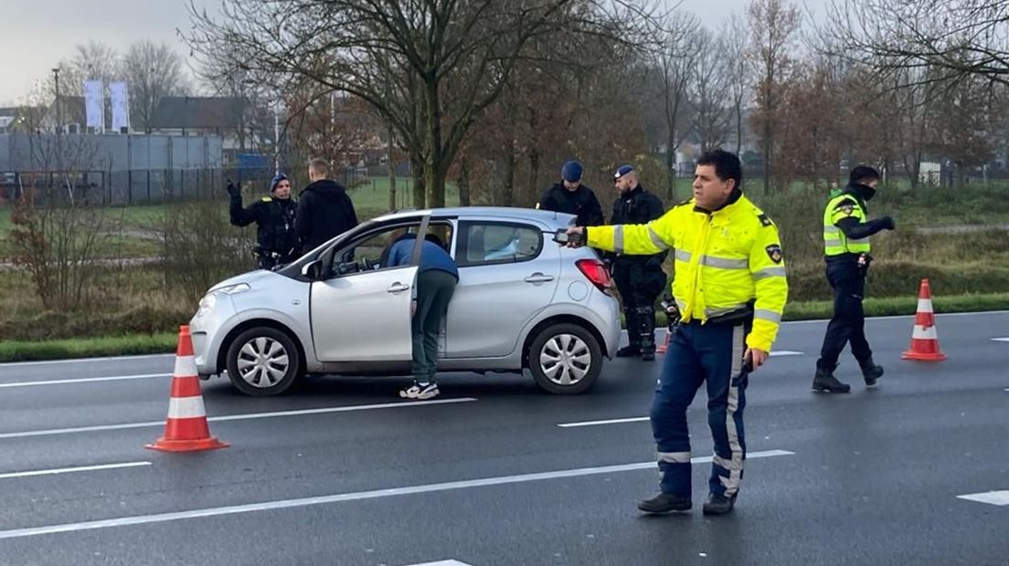 Mensen moeten hun auto's uit.