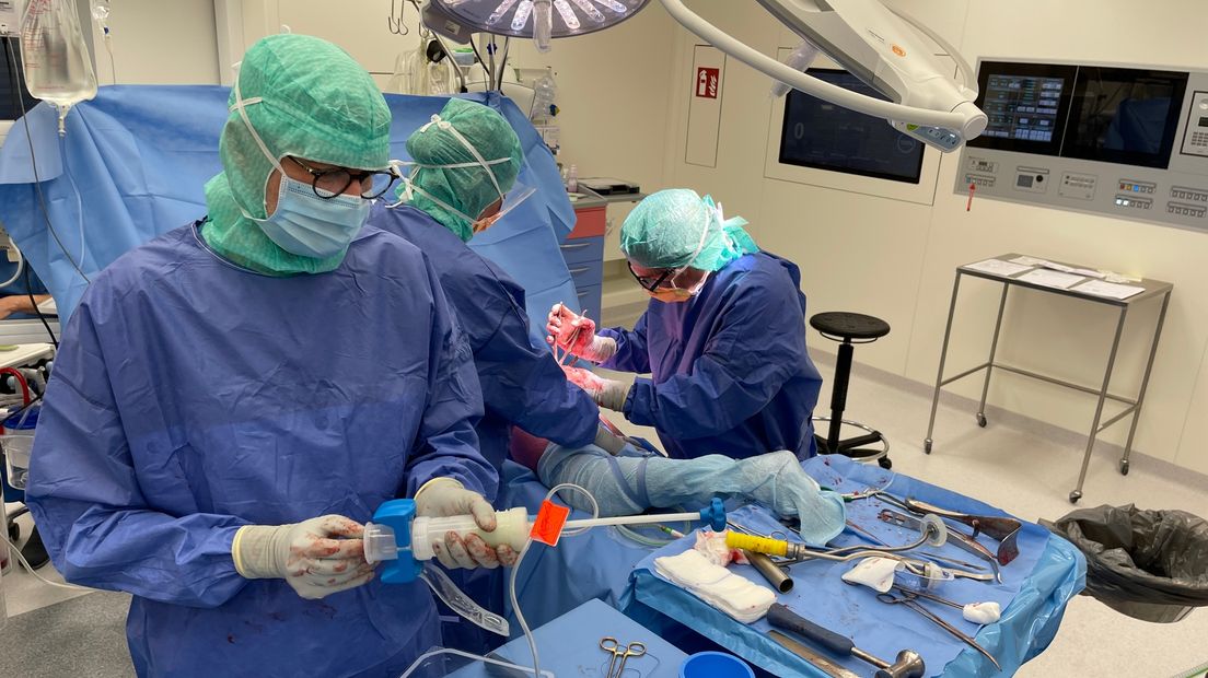 Geert Dokter maakt het cement klaar voor de kunstheup