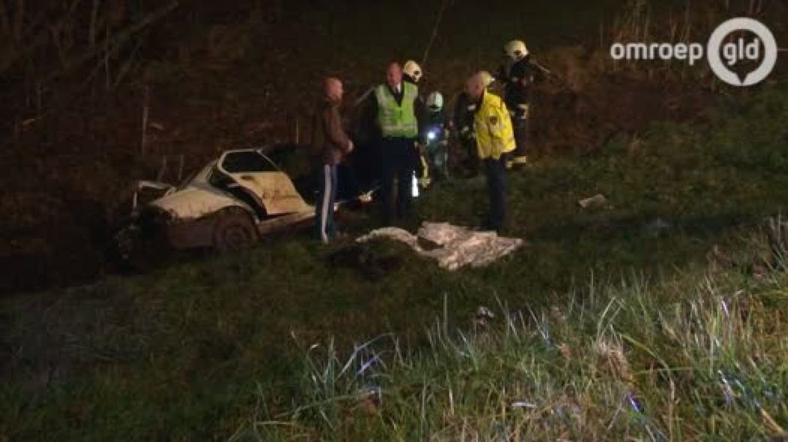 Op de A348 bij Rheden is vrijdagnacht een man met zijn auto over de kop geslagen.